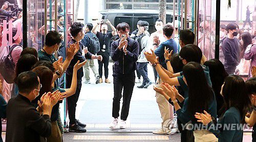 아이폰15 시리즈 국내 출시(서울=연합뉴스) 홍해인 기자 = 아이폰15 시리즈 출시 첫날인 13일 서울 중구 애플스토어 명동점에서 1호 수령자 김민재 씨를 비롯한 사전 예약 구매자들이 신제품을 수령하기 위해 매장으로 입장하고 있다. 2023.10.13 [공동취재] hihong@yna.co.kr