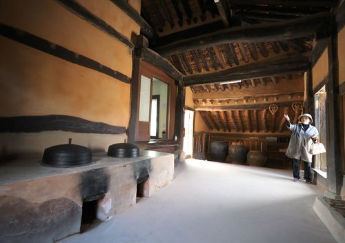 'ㄱ'자 구조의 왕곡마을 기와 내부[촬영 강태현]