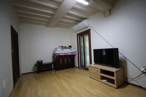 TV와 에어컨 등이 놓인 전통 가옥 내부[촬영 강태현]