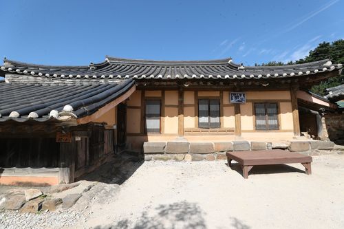 'ㄱ'자형 구조의 기와집[촬영 강태현]