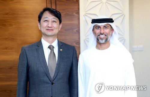 UAE 에너지인프라부 장관 만난 안덕근 본부장(서울=연합뉴스) 안덕근 산업통상자원부 통상교섭본부장이 15일(현지시간) UAE 에너지인프라부 회의실에서 수하일 모하메드 알 마즈루이 UAE 에너지인프라부 장관과 만나 기념 촬영하고 있다. 2023.3.16 [산업통상자원부 제공. 재판매 및 DB 금지] photo@yna.co.kr
