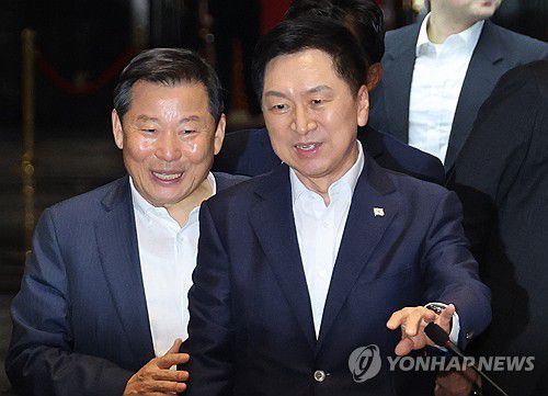 국민의힘 의원총회(서울=연합뉴스) 한상균 기자 = 지난 8월 24일 국회에서 열린 국민의힘 의원총회에 김기현 대표와 이철규 사무총장이 참석하고 있다. 2023.8.24 xyz@yna.co.kr