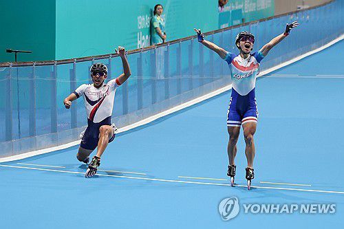 이른 세리머니(항저우=연합뉴스) 신현우 기자 = 2일 중국 저장성 항저우 첸탕 롤러스포츠 센터에서 열린 항저우 아시안게임 롤러스케이트 남자 스피드 3,000m 계주에서 한국 마지막 주자 정철원이 2등으로 결승선을 통과하고 있다. 2023.10.2 nowwego@yna.co.kr