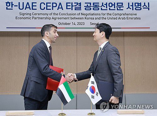 한-UAE 포괄적경제동반자협정 타결(서울=연합뉴스) 홍해인 기자 = 안덕근 산업통상자원부 통상교섭본부장이 14일 오후 서울 중구 대한상공회의소에서 타니 빈 아흐메드 알 제유디 아랍에미리트(UAE) 경제부 대외무역 특임장관과 한-UAE 포괄적경제동반자협정(CEPA) 타결 공동선언문 서명식에서 서명 뒤 악수하고 있다. 2023.10.14 hihong@yna.co.kr