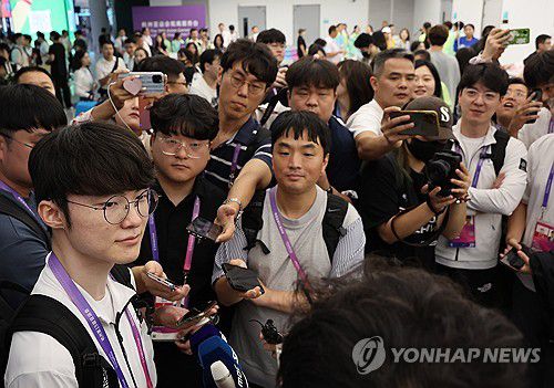 '페이커' 이상혁 취재 열기(항저우=연합뉴스) 박동주 기자 = 항저우 아시안게임에 출전하는 대한민국 e스포츠 국가대표팀 '페이커' 이상혁이 22일 오후 중국 항저우 샤오산 국제공항을 통해 입국, 취재진의 질문을 받고 있다. 2023.9.22 pdj6635@yna.co.kr