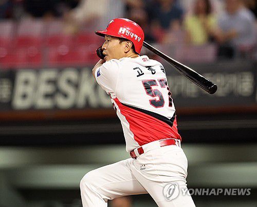 타격하는 고종욱(광주=연합뉴스) 조남수 기자 = 19일 광주기아챔피언스필드에서 열린 프로야구 LG 트윈스와 KIA 타이거즈의 경기. KIA 고종욱이 7회말에 타격하고 있다. 2023.9.19 iso64@yna.co.kr