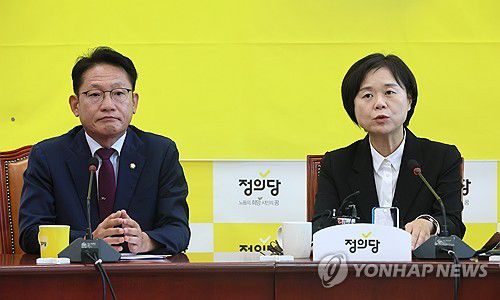 발언하는 이정미 대표(서울=연합뉴스) 이정훈 기자 = 정의당 이정미 대표가 16일 국회에서 열린 상무집행위원회에서 발언하고 있다. 왼쪽은 배진교 원내대표. 2023.10.16 uwg806@yna.co.kr
