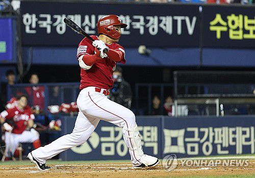 1타점 적시타 치는 한유섬(서울=연합뉴스) 김성민 기자 = 16일 오후 서울 잠실야구장에서 열린 2023 프로야구 SSG 랜더스와 두산 베어스의 경기. 3회초 2사 2루 SSG 한유섬이 1타점 적시타를 치고 있다. 2023.10.16 ksm7976@yna.co.kr