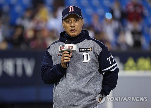 시즌 마지막 홈경기 마친 이승엽 감독(서울=연합뉴스) 김성민 기자 = 16일 오후 서울 잠실야구장에서 열린 2023 프로야구 SSG 랜더스와 두산 베어스의 경기. 시즌 마지막 홈경기에서 3-2로 패배해 5위가 확정된 두산 이승엽 감독이 팬들에게 감사의 말을 전하고 있다. 2023.10.16 ksm7976@yna.co.kr