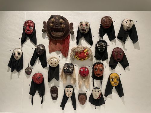 훔볼트 포럼 한국유물 특별전에 전시된 탈들(베를린=연합뉴스) 이율 특파원 = 독일 훔볼트 포럼 한국유물 특별전에서 전시된 21개의 탈들. 이중 1개를 제외하고는 모두 1970년대 탈들이다. 2023.10.16