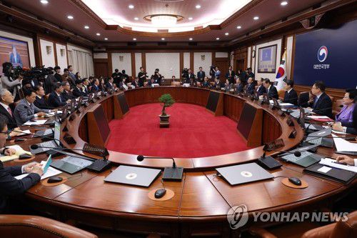 발언하는 한덕수 총리(서울=연합뉴스) 황광모 기자 = 한덕수 국무총리가 17일 정부서울청사에서 열린 국무회의에 참석해 발언하고 있다. 2023.10.17 hkmpooh@yna.co.kr