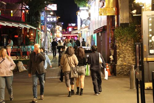 다소 한적한 평일 저녁의 이태원 거리지난 16일 오후 8시께 서울 용산 이태원의 '세계음식거리'를 시민과 관광객들이 걷고 있다. [촬영 윤성우]