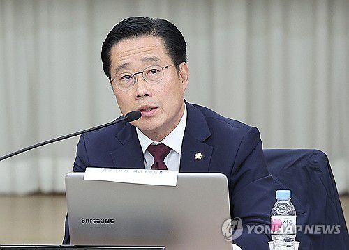 국감서 질의하는 이태규 의원(대구=연합뉴스) 윤관식 기자 = 국민의힘 이태규 의원이 17일 대구 북구 경북대학교 글로벌플라자에서 열린 국회 교육위원회의 경북대학교, 강원대학교, 경북대병원, 강원대병원, 강릉원주대치과병원, 경북대치과병원, 대구교육대학교에 대한 국정감사에서 질의하고 있다. 2023.10.17 psik@yna.co.kr