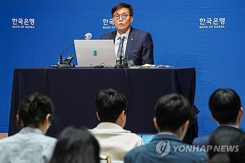 기자간담회서 발언하는 이창용 총재(서울=연합뉴스) 이창용 한국은행 총재가 19일 서울 중구 한국은행에서 열린 10월 금융통화위원회 금리 결정에 대한 기자간담회에서 발언하고 있다. 2023.10.19 [사진공동취재단] photo@yna.co.kr