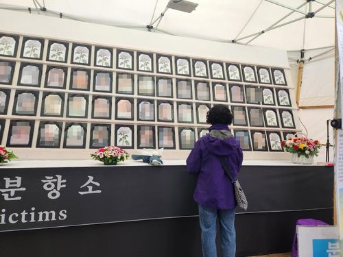 애끊는 모정 (서울=연합뉴스) 계승현 기자 = 19일 서울 중구 서울광장에 차려진 이태원참사 분향소에서 유족 A(73)씨가 아들의 영정 사진을 바라보고 있다. 2023.10.19  key@yna.co.kr