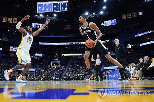 빅토르 웸반야마(오른쪽)의 경기 모습.[AFP=연합뉴스]
