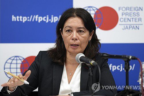 기자회견 하는 IAEA 사무차장(도쿄 AP=연합뉴스) 리디 에브라르 국제원자력기구(IAEA) 사무차장이 23일 도쿄에서 열린 기자회견에서 발언하고 있다.