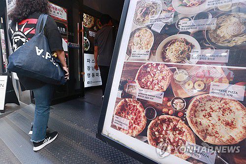 치솟는 외식물가, 피자 12.3%(서울=연합뉴스) 진연수 기자 = 소비자물가의 대표 먹거리 지표인 외식 물가 부담이 2년 넘게 커지면서 5개 중 4개 외식 품목 물가 상승률이 전체 평균을 웃돈 것으로 나타났다. 9일 통계청 국가통계포털에 따르면 지난달 소비자물가지수 중 먹거리 지표인 외식 부문의 물가 상승률은 4.9%로 전체 평균보다 1.2%포인트 높았다. 외식 부문 39개 세부 품목 중 물가 상승률이 평균을 웃돈 품목은 31개로 79.5%에 달했다. 피자가 12.3%로 가장 높고, 오리고기(외식) 7.3% 등으로 나타났다. 사진은 이날 서울 시내 한 피자가게 메뉴판. 2023.10.9 jin90@yna.co.kr
