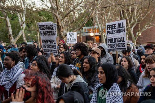 미국 MIT 학생들의 팔레스타인 지지 시위(케임브리지 AFP=연합뉴스) 19일(현지시간) 미국 매사추세츠주 케임브리지에 있는 매사추세츠공대(MIT)에서 팔레스타인을 지지하는 시위가 벌어졌다. 시위대는 '팔레스타인 정치범을 모두 석방하라' '미국은 이스라엘 지원을 중단하라'는 등의 글귀가 적힌 피켓을 들고 시위를 벌였다. 2023.10.20 kjw@yna.co.kr