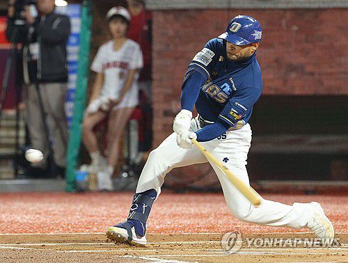 '앞서간다'(인천=연합뉴스) 한종찬 기자 = 23일 인천 SSG랜더스필드에서 열린 프로야구 준플레이오프 SSG랜더스와 NC 다이노스의 2차전 경기. 1회초 1사 1, 2루에서 NC 마틴이 1타점 적시타를 치고 있다. 2023.10.23 saba@yna.co.kr