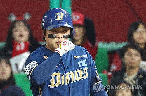 '1점 추가요'(인천=연합뉴스) 한종찬 기자 = 23일 인천 SSG랜더스필드에서 열린 프로야구 준플레이오프 SSG랜더스와 NC 다이노스의 2차전 경기. 1회초 1사 2, 3루에서 NC 권희동이 1타점 적시타를 친 후 기뻐하고 있다. 2023.10.23 saba@yna.co.kr