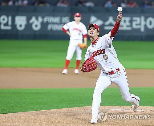 역투하는 SSG 김광현(인천=연합뉴스) 임순석 기자 = 23일 오후 인천 SSG랜더스필드에서 열린 2023 KBO 준플레이오프 2차전 NC 다이노스와 SSG 랜더스의 경기. SSG 선발투수 김광현이 역투하고 있다. 2023.10.23 soonseok02@yna.co.kr