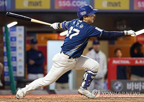 박건우 '톡'(인천=연합뉴스) 김도훈 기자 = 23일 인천 SSG랜더스필드에서 열린 프로야구 준플레이오프 NC다이노스와 SSG랜더스의 2차전 경기. 4회초 1사 1루 박건우가 타격하고 있다. 2023.10.23 superdoo82@yna.co.kr