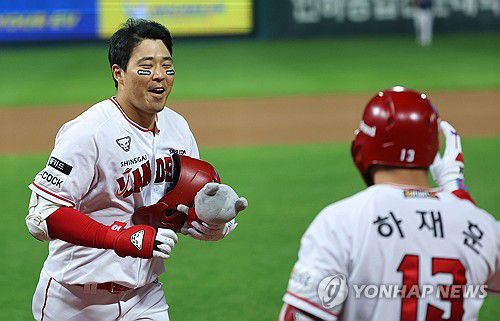 한유섬 '투런 홈런'(인천=연합뉴스) 임순석 기자 = 23일 오후 인천 SSG랜더스필드에서 열린 2023 KBO 준플레이오프 2차전 NC 다이노스와 SSG 랜더스의 경기. 4회말 무사 1루 SSG 한유섬이 투런 홈런을 친 뒤 더그아웃으로 향하고 있다. 2023.10.23 soonseok02@yna.co.kr