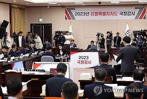 (춘천=연합뉴스) 양지웅 기자 = 24일 강원 춘천시 강원도청에서 열린 국회 행정안전위원회의 강원특별자치도에 대한 국정감사에서 김진태 지사가 인사말을 하고 있다. 2023.10.24 yangdoo@yna.co.kr