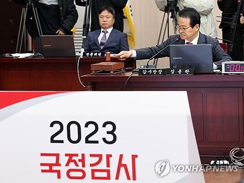 강원도 국정감사 시작 (춘천=연합뉴스) 양지웅 기자 = 24일 강원 춘천시 강원도청에서 열린 국회 행정안전위원회의 강원특별자치도에 대한 국정감사에서 김용판 감사반장이 감사 시작을 알리며 의사봉을 두드리고 있다. 2023.10.24 yangdoo@yna.co.kr