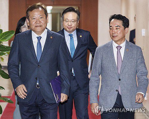 국무회의 입장하는 행안부ㆍ보훈부 장관(서울=연합뉴스) 황광모 기자 = 이상민 행정안전부 장관(왼쪽), 박민식 국가보훈부 장관이 24일 오전 서울 종로구 정부서울청사에서 열린 국무회의에 입장하고 있다. 2023.10.24 hkmpooh@yna.co.kr