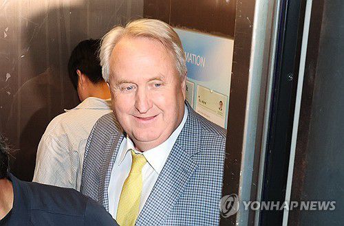 출근하는 인요한 혁신위원장(서울=연합뉴스) 한상균 기자 = 국민의힘 인요한 혁신위원장이 25일 오전 여의도 당사로 들어가고 있다. 2023.10.25 xyz@yna.co.kr