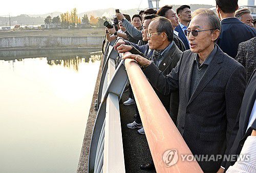 남한강 바라보는 이명박 전 대통령(여주=연합뉴스) 서대연 기자 = 이명박 전 대통령이 25일 오후 경기도 여주 한강문화관 인근에서 열린 4대강 강천보 걷기 행사 중 남한강을 바라보고 있다.      강천보는 이 전 대통령 재임 시절 조성한 4대강 16개 보 중 하나다. 2023.10.25 [공동취재] dwise@yna.co.kr