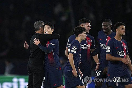 이강인 끌어안는 엔리케 감독[AP=연합뉴스]