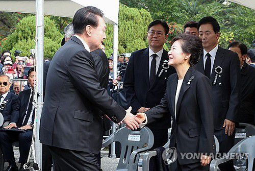 인사하는 윤석열 대통령과 박근혜 전 대통령(서울=연합뉴스) 진성철 기자 = 윤석열 대통령이 26일 서울 동작구 국립서울현충원 박정희 전 대통령 묘역에서 열린 박 전 대통령 서거 제44주기 추도식에서 박근혜 전 대통령과 인사하고 있다.  2023.10.26  [대통령실통신사진기자단] zjin@yna.co.kr