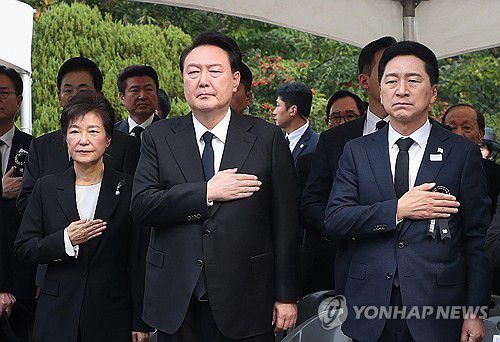 박정희 전 대통령 추도식에 함께한 윤석열 대통령과 박근혜 전 대통령(서울=연합뉴스) 진성철 기자 = 윤석열 대통령이 26일 서울 동작구 국립서울현충원 박정희 전 대통령 묘역에서 열린 박 전 대통령 서거 제44주기 추도식에서 박근혜 전 대통령(왼쪽), 국민의힘 김기현 대표(오른쪽)와 함께 국기에 경례하고 있다.   2023.10.26  [대통령실통신사진기자단] zjin@yna.co.kr