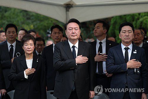 윤석열 대통령, 박정희 전 대통령 추도식 참석(서울=연합뉴스) 진성철 기자 = 윤석열 대통령이 26일 서울 동작구 국립서울현충원 박정희 전 대통령 묘역에서 열린 박 전 대통령 서거 제44주기 추도식에서 국기에 경례하고 있다. 왼쪽 박근혜 전 대통령, 윤 대통령, 국민의힘 김기현 대표. 2023.10.26  [대통령실 제공. 재판매 및 DB 금지] zjin@yna.co.kr