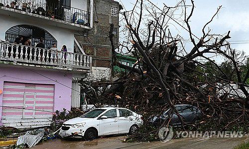 초강력 허리케인의 흔적(아카풀코 AFP=연합뉴스) 25일(현지시간) 멕시코 게레로주 아카풀코 한 주택가에 허리케인 '오티스' 영향으로 부러진 나무들이 차량과 주택 주변에 어지럽게 널려 있다. 2023.10.27