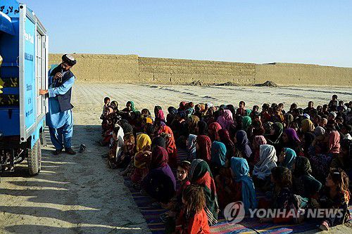 이동도서관 이용해 여성들에게 강의하는 마티울라 웨사(스핀 볼다크[아프가니스탄 칸다하르] AFP=연합뉴스) 아프가니스탄 여성교육 운동단체 펜패스 창립자인 마티울라 웨사가 2022년 5월 17일 아프간 남부 칸다하르주 스핀 볼다크 지역에서 이동도서관을 이용해 여성들에게 강의하고 있다.
