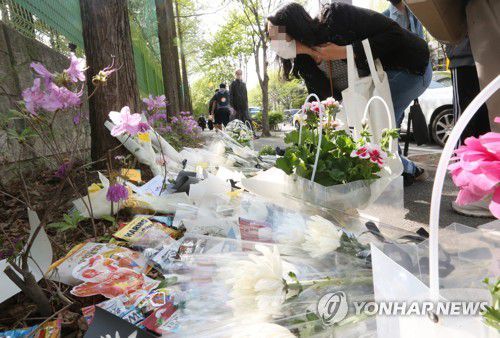시민들 추모하는 스쿨존 참사 현장[연합뉴스 자료사진]