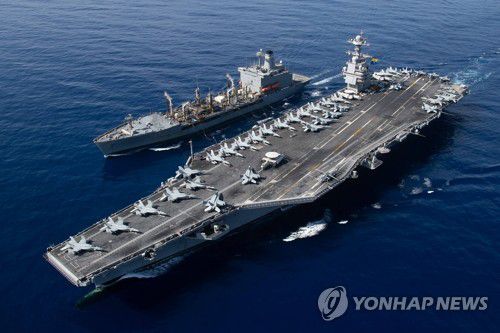 해상급유 중인 미 항공모함 제너럴 포드호(동지중해 AFP=연합뉴스) 세계 최대 항공모함인 미 해군 제럴드 R. 포드함이 11일(현지시간) 동지중해 해상을 항해하던 중 해상급유 작전을 수행하고 있다. 미국은 지난 7일 팔레스타인 무장 정파 하마스와 전쟁을 개시한 이스라엘에 탄약 등을 지원하고 포드함을 비롯한 항모 타격단을 전진 배치했다. [미 국방부 제공] 2023.10.13 besthope@yna.co.kr