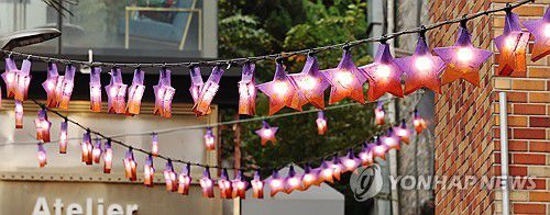 골목에 걸린 희생자 추모하는 별(서울=연합뉴스) 최재구 기자 = 26일 서울 이태원 참사 현장에서 참사 1주기를 맞아 '10.29 기억과 안전의 길'이 이태원 참사 유가족협의회와 이태원 참사 시민대책회의에 의해 공개되었다. 사고 골목에 희생자를 추모하는 별이 걸려 있다. 2023.10.26 jjaeck9@yna.co.kr