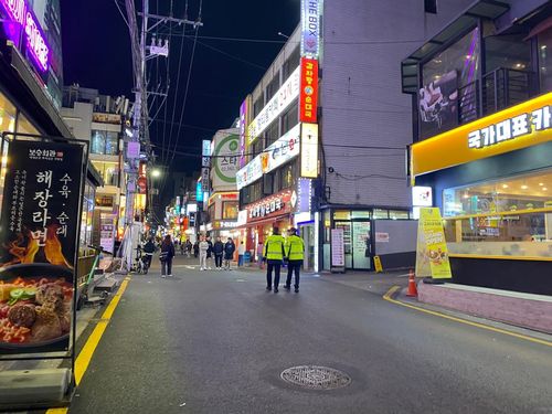 핼러윈을 앞둔 토요일인 28일 저녁 한산한 강남역 주변 골목을 순찰하는 경찰[촬영 계승현]