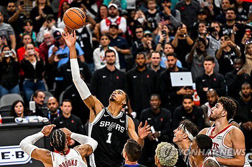 리바운드 잡는 웸반야마(1번)[AFP=연합뉴스]