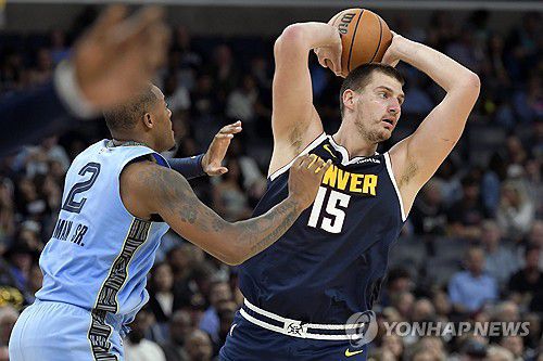 패스할 곳 찾는 니콜라 요키치(15번)[AP=연합뉴스]