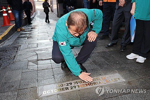 이태원 참사 현장 방문한 이상민 장관(서울=연합뉴스) 신현우 기자 = 이상민 행정안전부 장관이 28일 오전 서울 용산구 이태원 참사 현장에 마련된 '10·29 기억과 안전의 길'을 방문해 현장을 점검하고 있다. 2023.10.28 nowwego@yna.co.kr
