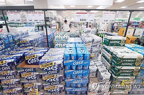 오비맥주, 11일부터 제품가격 6.9% 인상(서울=연합뉴스) 진연수 기자 = 오비맥주는 오는 11일부터 원부자재 가격 상승과 국제 유가 급등으로 인한 물류비 상승으로 카스, 한맥 등 주요 맥주 제품의 공장 출고가격을 평균 6.9% 인상한다고 밝혔다. 다만, 가정용 시장에서 많이 팔리는 카스 500㎖ 캔 제품은 현재 가격을 유지하기로 했다. 사진은 4일 서울 시내 한 대형마트에 진열된 맥주. 2023.10.4 jin90@yna.co.kr
