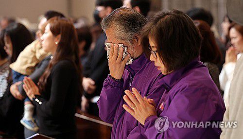 이태원 참사 1주기, '마르지 않는 눈물'(서울=연합뉴스) 김인철 기자 = 29일 서울 중구 명동대성당에서 열린 이태원 참사 1주기 추모 미사에서 유가족들이 눈물을 닦고 있다. 2023.10.29 yatoya@yna.co.kr