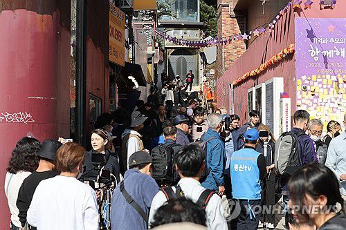 이태원 참사 1주기…계속 되는 추모의 발걸음(서울=연합뉴스) 임화영 기자 = 10·29 이태원 참사 1주기를 맞은 29일 오후 서울 용산구 이태원 참사 현장에 마련된 '10·29 기억과 안전의 길'의 추모 공간'을 찾은 시민들이 추모하고 있다. 2023.10.29 hwayoung7@yna.co.kr