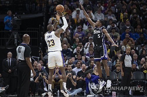 르브론 제임스의 슛[Sara Nevis/The Sacramento Bee via AP=연합뉴스]